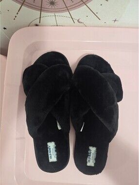 Old Navy Women's Black Luxe Plush Slippers Size 10